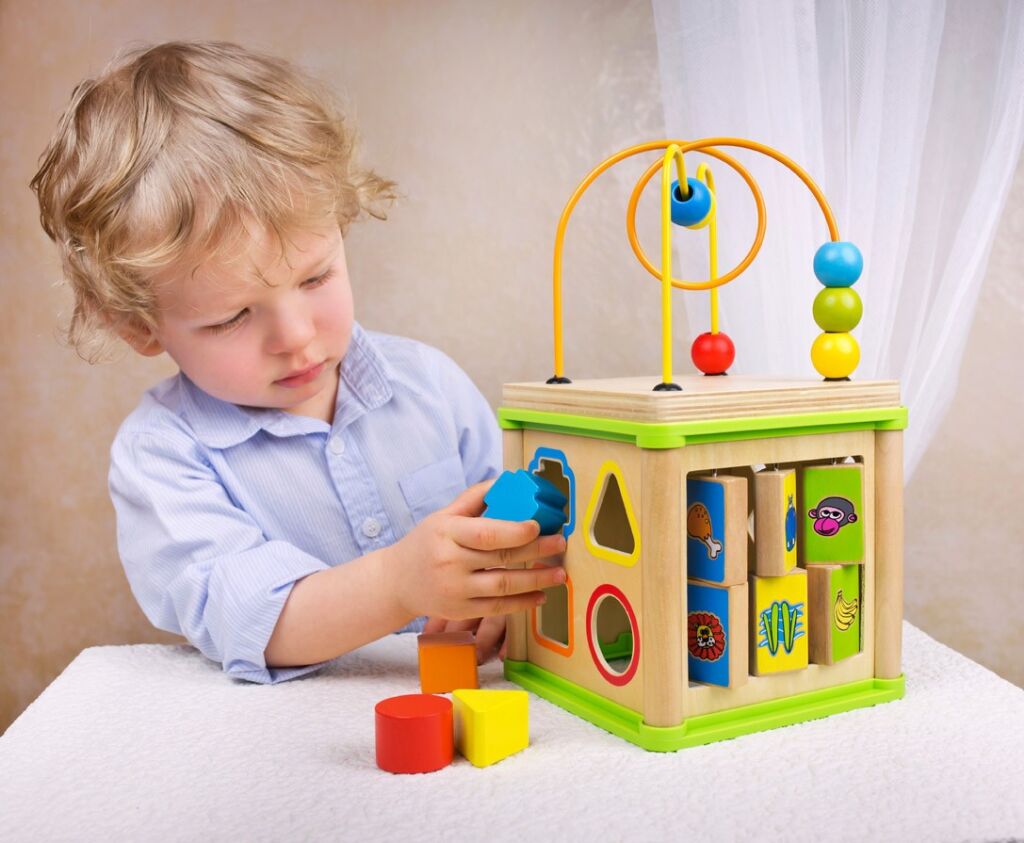 Bino 84194 – Dado Motorio Multifunzione 5 In 1 Giocattolo In Legno Per Bambini