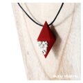 Živé šperky - Náhrdelník Diamant červený s trvalými bílými květy