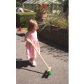 Bigjigs Toys Zahradní metlička s dlouhou násadou zelená