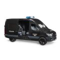 Bruder MB Sprinter s policistou těžkooděncem