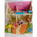 Bigjigs Toys Přenosný dřevěný domeček pro panenky - II. jakost