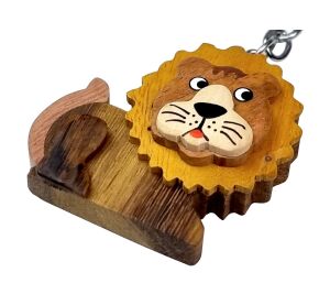 2Kids Toys Dřevěná klíčenka velká Lev ležící
