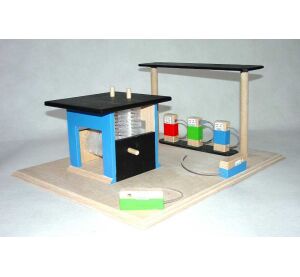 Dřevěná myčka s benzínkou